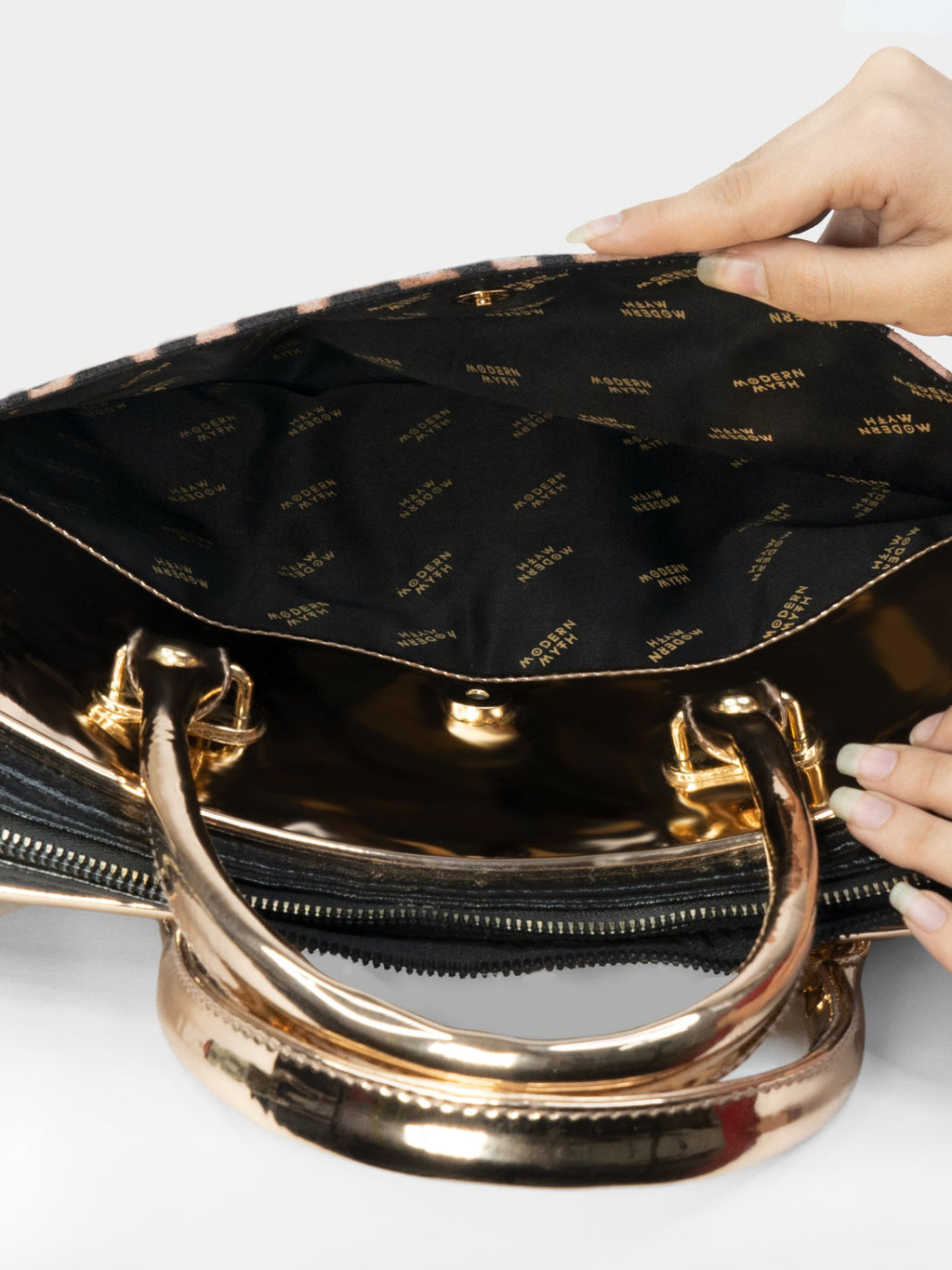 Alexander McQueen Spring 2020 Ready-to-Wear Collection | Popular handbags,  Bags, Purses and handbags